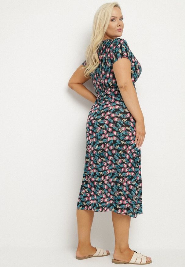 Born2be - Czarno-Niebieska Rozkloszowana Sukienka z Gumką w Talii we Wzór Pawich Oczek Duilla. Kolekcja: plus size. Kolor: czarny. Sezon: lato. Typ sukienki: dla puszystych