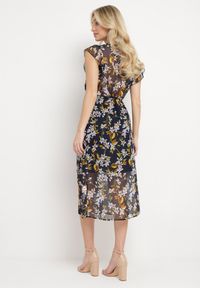 Born2be - Granatowa Sukienka Gobney. Kolor: niebieski. Materiał: tkanina, wiskoza, materiał. Długość rękawa: krótki rękaw. Wzór: kwiaty. Długość: midi #6