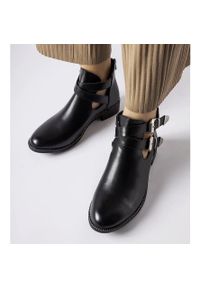 Ideal Shoes Czarne otwarte botki Y8157 Black. Nosek buta: otwarty. Kolor: czarny