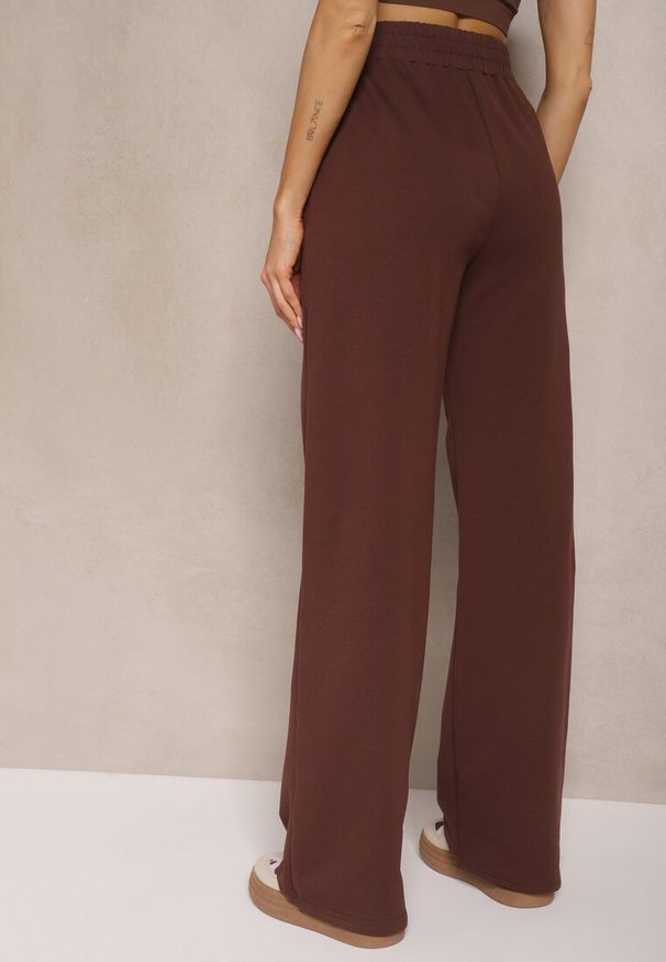 Renee - Brązowe Spodnie Szerokie Pallenassa. Stan: podwyższony. Kolor: brązowy. Materiał: dzianina. Długość: długie
