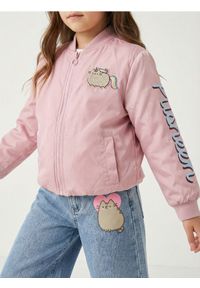 Sinsay - Kurtka bomberka z nadrukiem na plecach Pusheen the Cat - różowy. Kolor: różowy. Wzór: nadruk #1