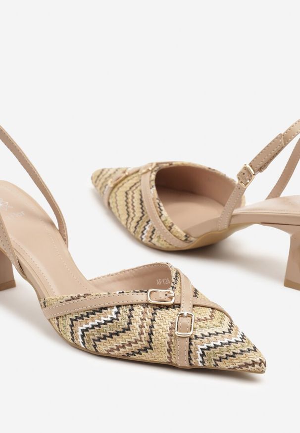 Born2be - Ciemnobeżowe Sandały Slingback na Obcasie Typu Kaczuszka Zdobione Klamrami Adivilo. Okazja: na co dzień. Zapięcie: klamry. Kolor: beżowy. Wzór: aplikacja. Obcas: na obcasie. Styl: wizytowy, casual, klasyczny, elegancki. Wysokość obcasa: średni