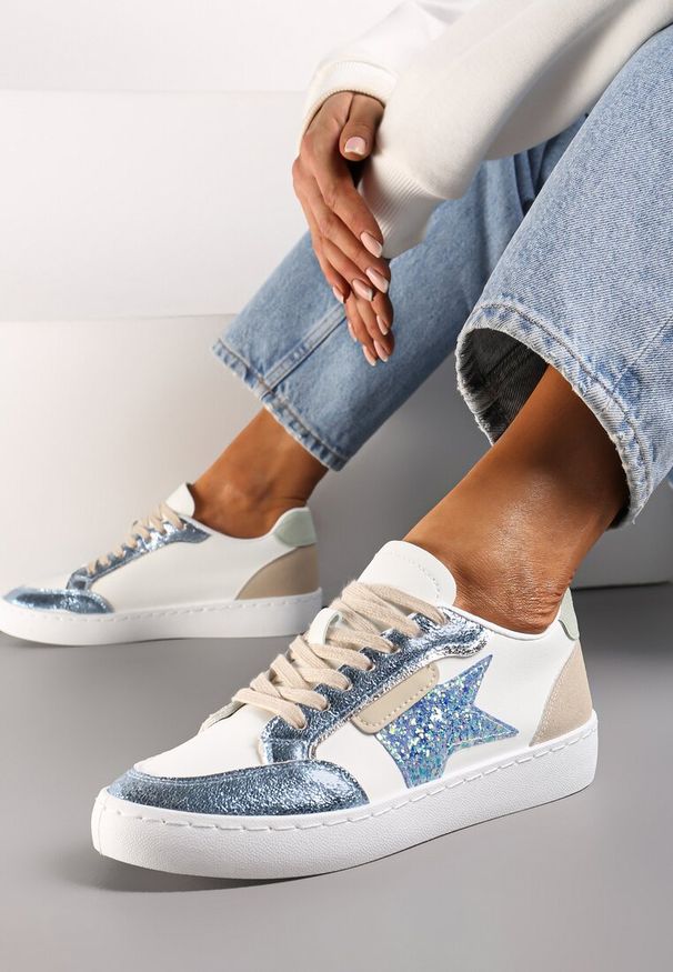 Renee - Niebieskie Sneakersy z Brokatowymi Wstawkami i Gwiazdką Reniva. Kolor: biały