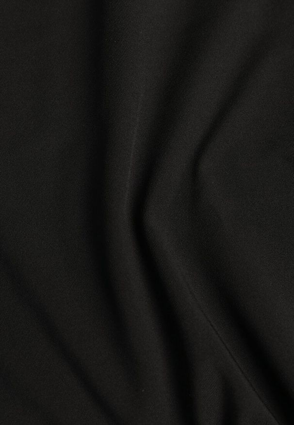 Renee - Czarna Koktajlowa Sukienka z Wiskozą i Półgolfem o Taliowanym Kroju Zozorina. Kolor: czarny. Materiał: wiskoza. Styl: wizytowy. Długość: midi