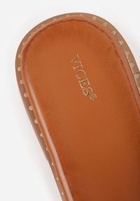 Born2be - Jasnobrązowe Klapki VICES z Biżuteryjnym Detalem w Kształcie Łuku Himemelle. Okazja: na co dzień, do pracy. Kolor: brązowy. Materiał: jeans, len, koronka. Wzór: aplikacja. Styl: casual, klasyczny, elegancki #2