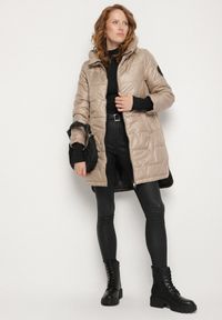 Born2be - Beżowa Pikowana Kurtka o Asymetrycznym Kroju z Kapturem Dezilia. Okazja: na co dzień, na spacer. Typ kołnierza: kaptur. Kolor: beżowy. Materiał: jeans. Styl: casual #3