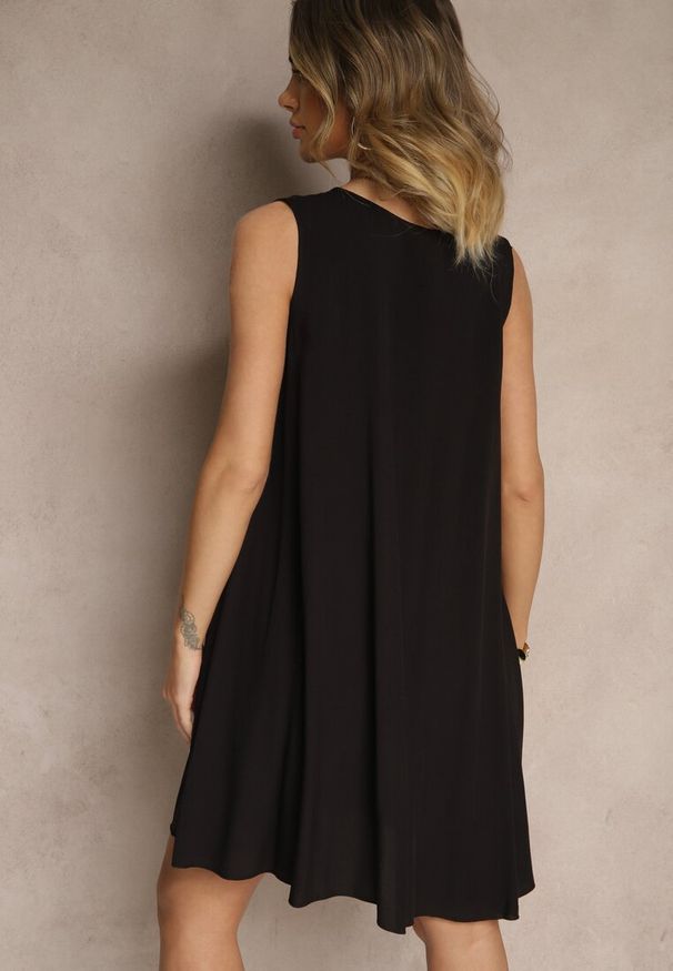 Renee - Czarna Bawełniana Sukienka o Rozkloszowanym Kroju z Guzikami Folaisa. Typ kołnierza: dekolt w kształcie V. Kolor: czarny. Materiał: bawełna. Wzór: aplikacja. Sezon: lato. Styl: klasyczny