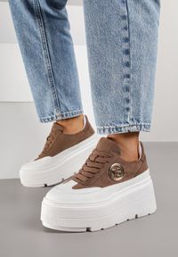 Born2be - Ciemnobeżowe Sneakersy Vices na Platformie Zdobione Okrągłą Aplikacją Wodvire. Okazja: na co dzień, na spacer. Nosek buta: okrągły. Kolor: beżowy. Materiał: jeans. Szerokość cholewki: normalna. Wzór: aplikacja. Obcas: na platformie. Sport: turystyka piesza