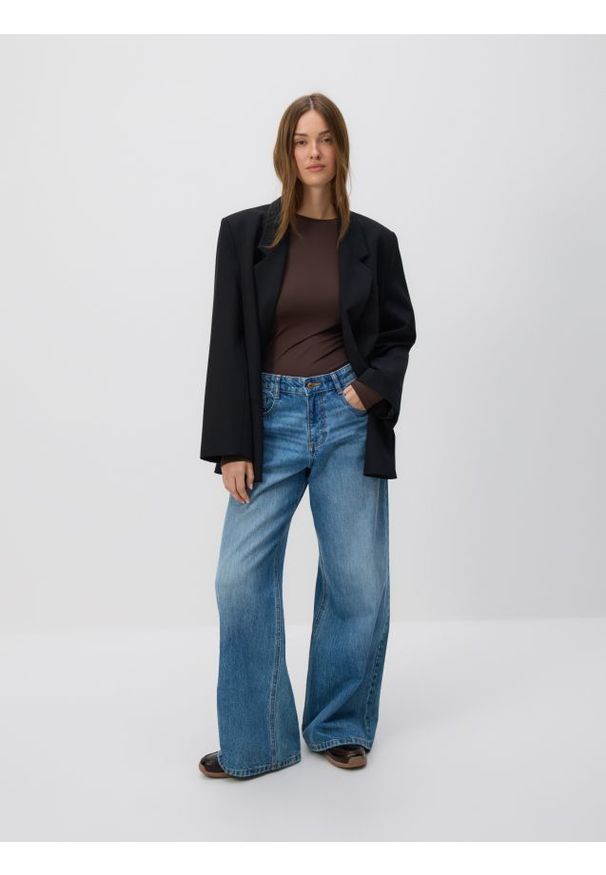 Reserved - Gładki longsleeve - ciemnobrązowy. Kolor: brązowy. Materiał: dzianina. Długość rękawa: długi rękaw. Wzór: gładki