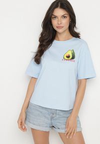 Born2be - Niebieski T-shirt z Bawełną i Motywem Awokado Addixa. Okazja: na co dzień. Kolor: niebieski. Materiał: bawełna. Styl: klasyczny, casual #7