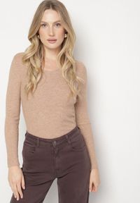 Born2be - Ciemnobeżowy Dopasowany Sweter z Prążkowanej Dzianiny z Bawełną z Dekoltem w Serek Tesma. Okazja: na co dzień. Typ kołnierza: dekolt w serek. Kolor: beżowy. Materiał: dzianina, bawełna, prążkowany. Długość rękawa: długi rękaw. Długość: długie. Styl: casual, elegancki #3