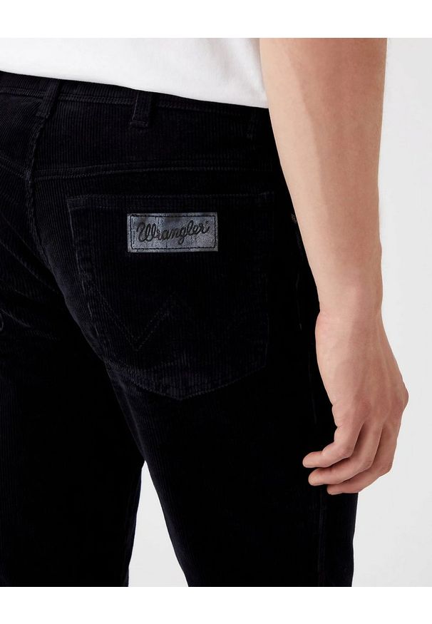 Wrangler - WRANGLER TEXAS MĘSKIE SPODNIE SZTRUKSY BLACK W121A2100 112320120. Materiał: sztruks