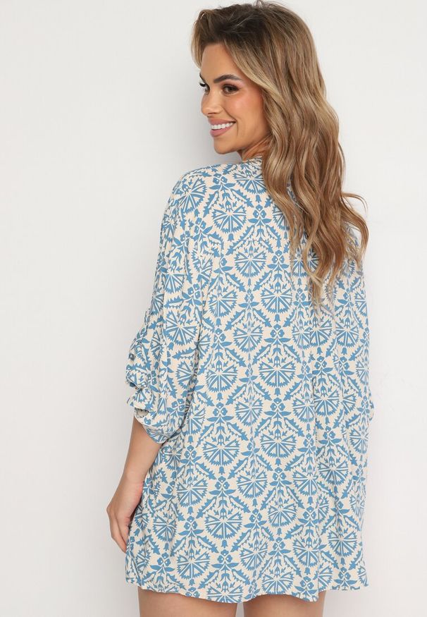 Born2be - Biało-Niebieska Bluzka z Wiskozy z Rękawem 3/4 i Ornamentalnym Wzorem Belloma. Kolor: biały. Materiał: wiskoza