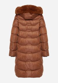 Born2be - Brązowa Pikowana Kurtka Płaszcz za Kolano z Kapturem i Futerkiem Naelora. Okazja: na spacer, na co dzień. Typ kołnierza: kaptur. Kolor: brązowy. Materiał: futro. Styl: casual, klasyczny #3