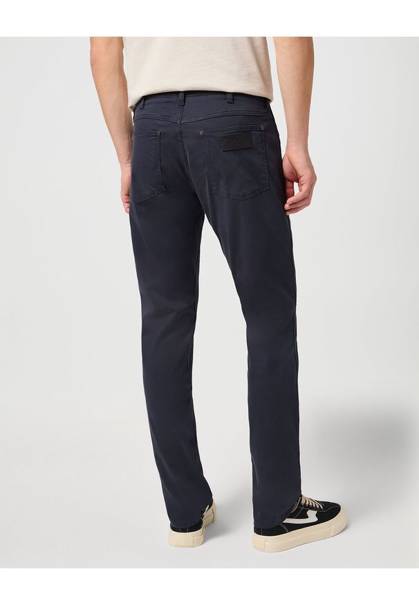 Wrangler - WRANGLER MĘSKIE SPODNIE JEANSOWE GREENSBORO DARK NAVY 112353072 W15Q018200