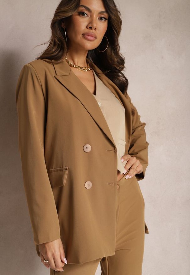 Renee - Beżowa Dwurzędowa Marynarka na Guziki z Poduszkami w Ramionach Elennia. Kolor: brązowy. Wzór: aplikacja