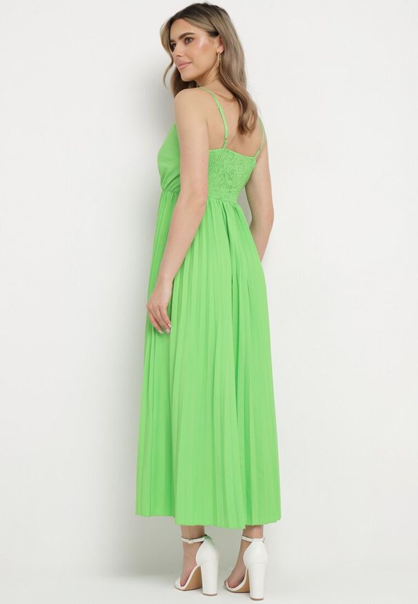 Born2be - Zielona Rozkloszowana Sukienka Długa z Kopertowym Dekoltem na Ramiączkach Asmerria. Kolor: zielony. Długość rękawa: na ramiączkach. Typ sukienki: kopertowe. Styl: elegancki. Długość: maxi