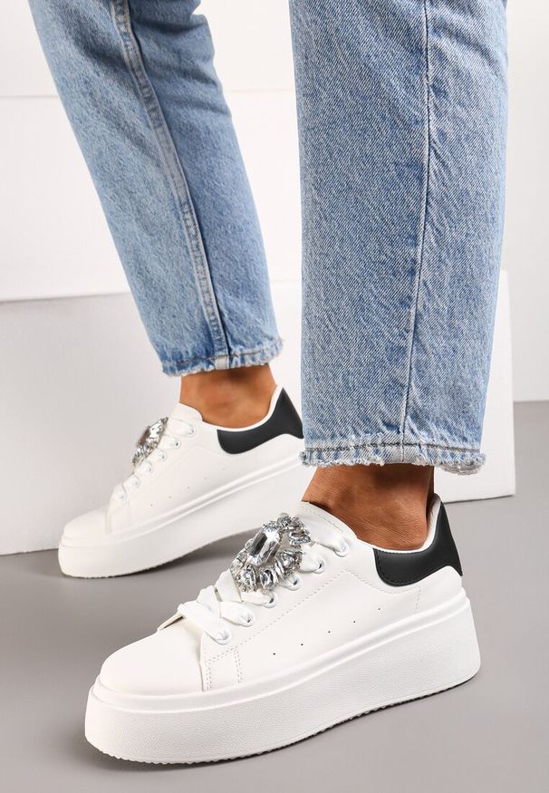 Renee - Biało-Czarne Sneakersy na Grubej Podeszwie z Ozdobną Aplikacją Kamienia Danthia. Zapięcie: sznurówki. Kolor: biały. Materiał: jeans. Wzór: aplikacja