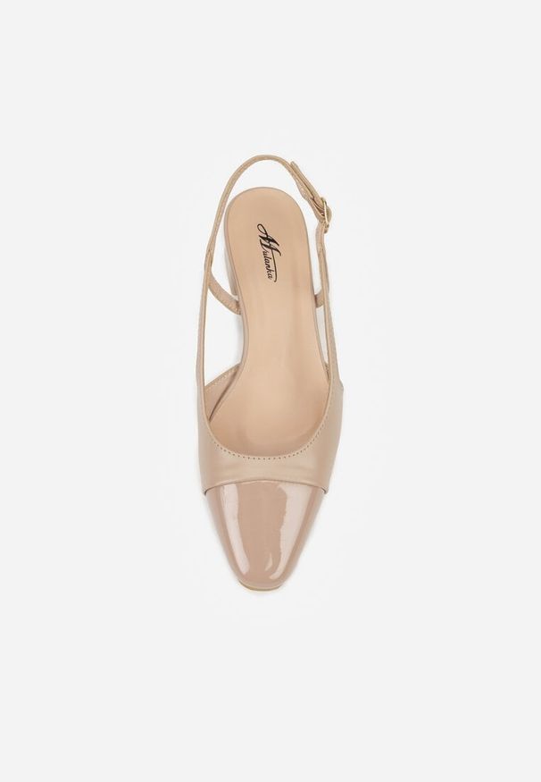 Born2be - Ciemnobeżowe Eleganckie Sandały na Klockowym Obcasie z Lakierowanym Noskiem Brizthine. Okazja: na co dzień, na spotkanie biznesowe, do pracy. Zapięcie: pasek. Kolor: beżowy. Materiał: lakier. Obcas: na obcasie. Styl: elegancki. Wysokość obcasa: średni