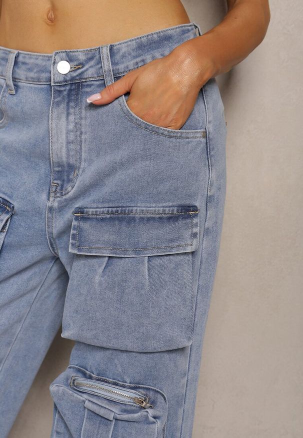 Renee - Niebieskie Spodnie High Waist z Prostymi Nogawkami i Ozdobnymi Kieszeniami Quliana. Okazja: na co dzień. Stan: podwyższony. Kolor: niebieski. Styl: elegancki, casual
