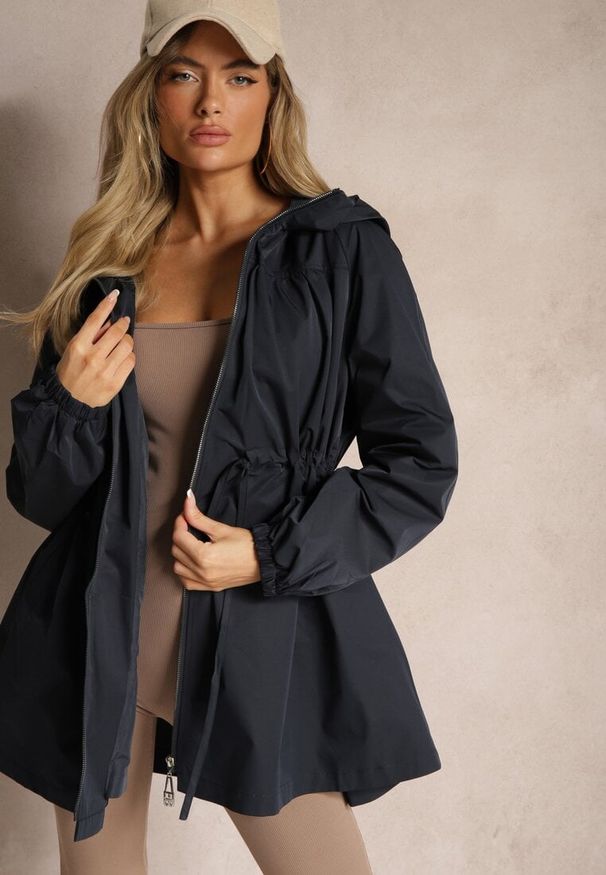 Renee - Granatowa Kurtka w Stylu Parki Wiązana w Pasie Nevithia. Okazja: na co dzień. Kolor: niebieski. Materiał: jeans, skóra. Styl: casual, elegancki