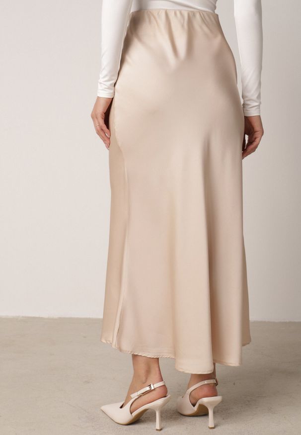 Born2be - Beżowa Satynowa Spódnica z Lekko Rozkloszowanym Dołem Zinnemira. Kolor: beżowy. Materiał: satyna. Styl: klasyczny, elegancki