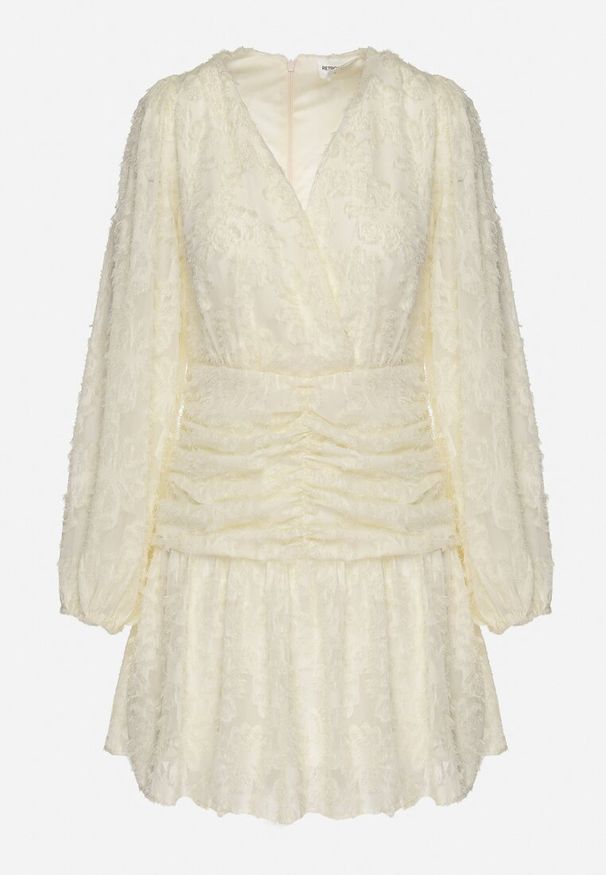 Born2be - Jasnobeżowa Koronkowa Sukienka z Kopertowym Dekoltem i Marszczeniami Labisse. Kolor: beżowy. Materiał: koronka. Typ sukienki: kopertowe. Styl: klasyczny