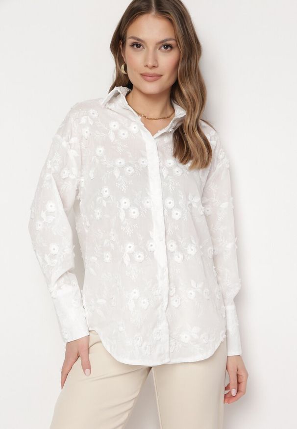 Born2be - Biała Koszula Ozdobiona Haftami i Kwiatkami z Wysokim Mankietem Lirexia. Kolor: biały. Wzór: haft, aplikacja, kwiaty. Styl: elegancki