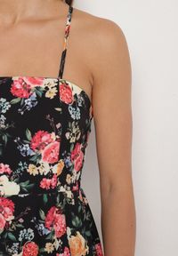 Born2be - Czarna Sukienka z Wiskozą o Rozkloszowanym Kroju w Kwiaty Nalorene. Okazja: na co dzień. Typ kołnierza: dekolt kwadratowy. Kolor: czarny. Materiał: wiskoza. Długość rękawa: na ramiączkach. Wzór: kwiaty. Typ sukienki: rozkloszowane. Styl: casual, elegancki #6