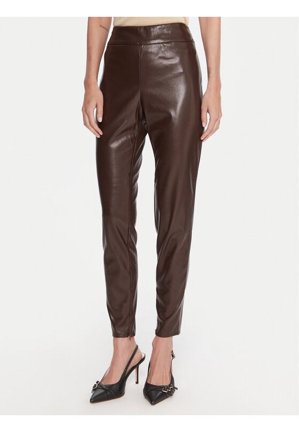 Guess Spodnie z imitacji skóry W4BB18 WGIK0 Brązowy Slim Fit. Kolor: brązowy. Materiał: syntetyk