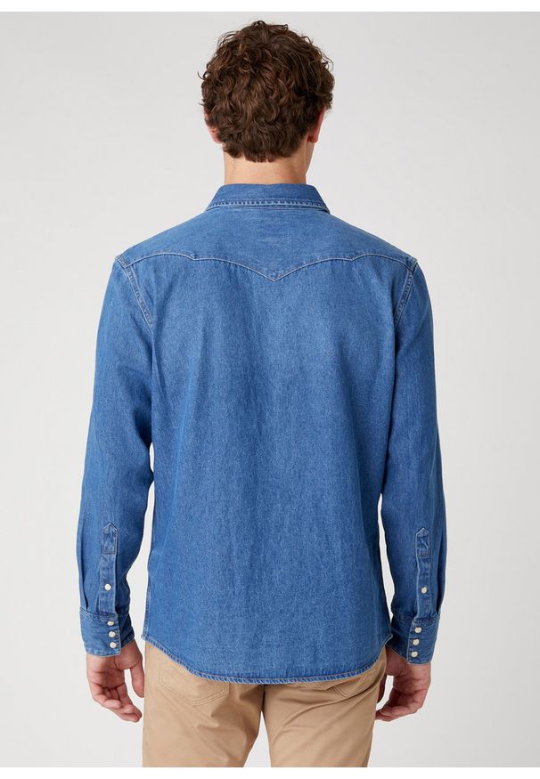 Wrangler - MĘSKA KOSZULA JEANSOWA WRANGLER 27MW 2YEAR W5MSLW922 112130247. Okazja: na co dzień, do pracy. Materiał: jeans. Długość rękawa: długi rękaw. Długość: długie. Styl: klasyczny, casual