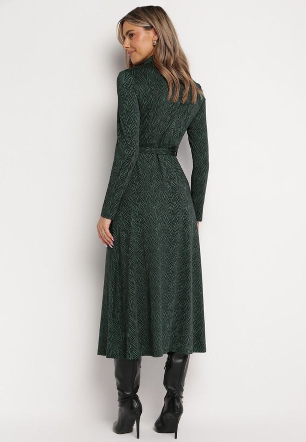 Born2be - Ciemnozielona Rozkloszowana Sukienka Koszulowa z Wiązanym Paskiem Cheresin. Kolor: zielony. Materiał: materiał. Typ sukienki: koszulowe. Długość: midi