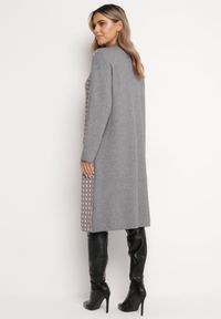 Born2be - Ciemnoszara Sukienka o Pudełkowym Kroju z Półgolfem i Geometrycznym Wzorem Karbisa. Kolor: szary. Wzór: geometria. Styl: klasyczny #4