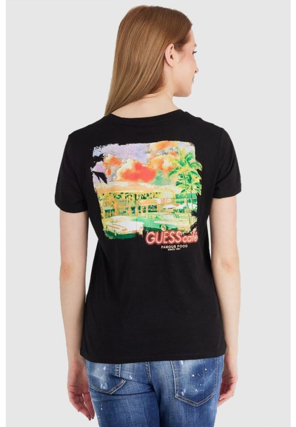 Guess - GUESS Czarny t-shirt damski z kolorowym printem. Kolor: czarny. Materiał: bawełna. Wzór: nadruk, kolorowy