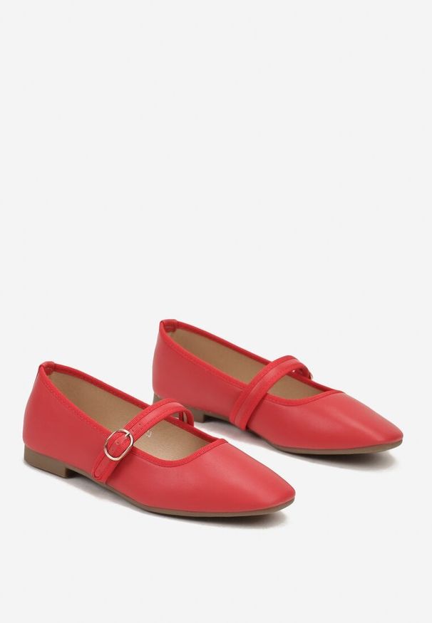 Born2be - Czerwone Balerinki Zapinane na Sprzączkę ze Ściętym Noskiem Rilaisa. Zapięcie: sprzączka. Kolor: czerwony. Materiał: jeans. Sezon: wiosna. Obcas: na obcasie. Styl: elegancki. Wysokość obcasa: niski