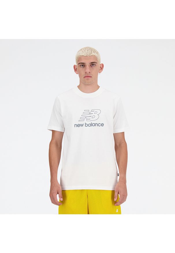 Koszulka męska New Balance MT41906WT – biała. Kolor: biały. Materiał: bawełna, dresówka. Długość rękawa: krótki rękaw. Długość: krótkie. Wzór: napisy