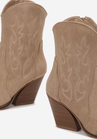 Born2be - Beżowe Botki Kowbojki na Stożku Ozdobione Haftem Torinora. Nosek buta: szpiczasty. Zapięcie: zamek. Kolor: beżowy. Materiał: materiał. Wzór: haft, aplikacja. Sezon: jesień, zima. Obcas: na stożku. Styl: klasyczny. Wysokość obcasa: średni #4