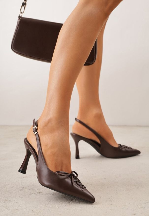 Renee - Brązowe Szpilki Slingback VICES Zdobione Gorsetowym Wiązaniem z Kokardą Azimuna. Okazja: na co dzień. Kolor: brązowy. Materiał: jeans, koronka. Wzór: aplikacja. Obcas: na szpilce. Styl: casual, elegancki