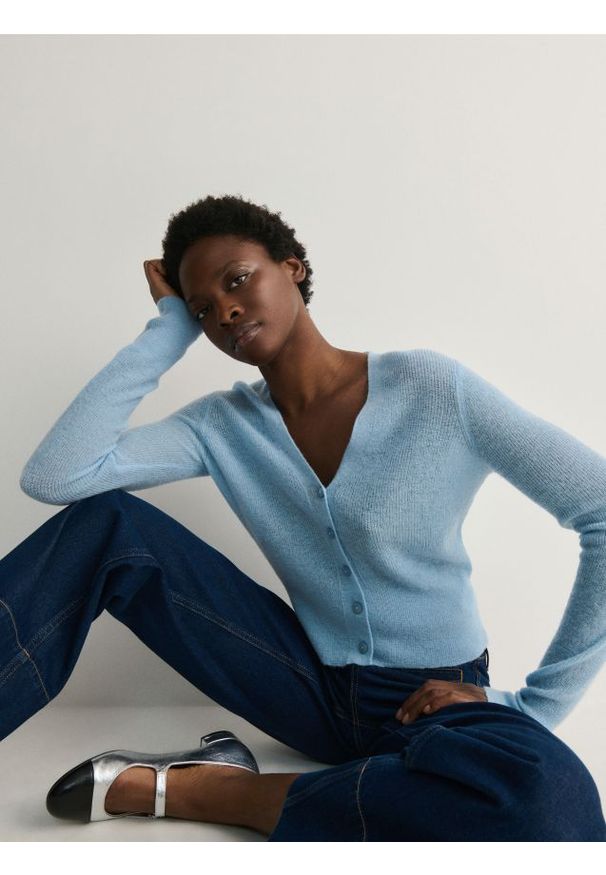 Reserved - Krótki sweter z guzikami - jasnoniebieski. Kolor: niebieski. Materiał: wełna, dzianina. Długość: krótkie. Wzór: gładki