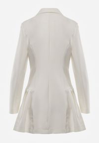 Born2be - Biała Sukienka o Kroju Marynarki VICES z Poduszkami w Ramionach Serlina. Okazja: na co dzień. Kolor: biały. Styl: casual, elegancki, klasyczny #4