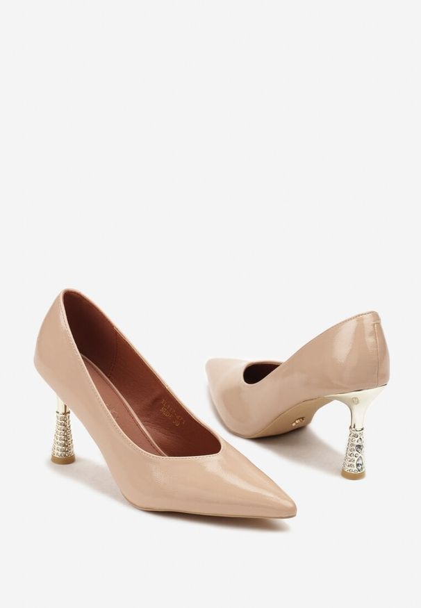 Born2be - Ciemnobeżowe Lakierowane Szpilki Vices ze Skórzaną Wkładką na Obcasie z Cyrkoniami Afirrive. Okazja: na spotkanie biznesowe, na ślub cywilny, do pracy, na wesele. Kolor: beżowy. Materiał: skóra, lakier. Wzór: aplikacja. Obcas: na obcasie. Styl: biznesowy, elegancki, klasyczny, wizytowy. Wysokość obcasa: średni
