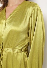 Born2be - Zielona Satynowa Sukienka Koszulowa z Paskiem i Cyrkoniami Poledia. Okazja: na imprezę. Kolor: zielony. Materiał: satyna. Wzór: aplikacja. Typ sukienki: koszulowe #6