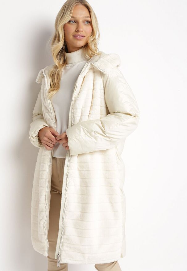 Born2be - Beżowa Kurtka Futerko Pikowana z Kapturem Odanda. Typ kołnierza: kaptur. Kolor: beżowy. Materiał: futro. Wzór: aplikacja. Styl: elegancki