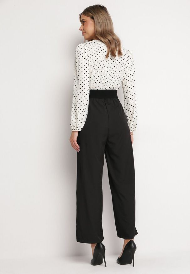 Born2be - Biało-Czarny Kombinezon z Paskiem i Kopertowym Dekoltem z Szeroką Nogawką Omera. Okazja: na co dzień. Kolor: biały. Styl: casual, elegancki