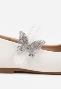 Born2be - Białe Balerinki z Paskiem z Cyrkoniową Aplikacją w Kształcie Motyla Nellsey. Okazja: na uczelnię. Zapięcie: pasek. Kolor: biały. Wzór: aplikacja. Styl: elegancki #5