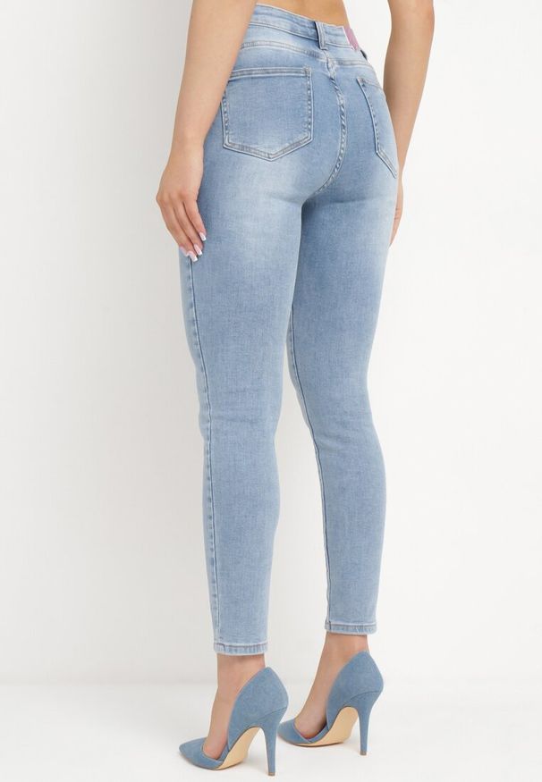 Born2be - Jasnoniebieskie Jeansy Skinny z Elastycznej Bawełny z Ozdobną Szlufką Almiria. Okazja: na co dzień. Stan: podwyższony. Kolor: niebieski. Styl: klasyczny, elegancki, wizytowy, casual