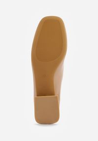 Renee - Ciemnobeżowe Czółenka o Lakierowanym Połysku na Niskim Obcasie z Paskiem i Klamerką Karzina. Okazja: do pracy. Zapięcie: pasek. Kolor: beżowy. Materiał: lakier. Obcas: na obcasie. Styl: elegancki. Wysokość obcasa: niski #9