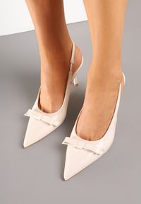 Born2be - Beżowe Sandały Szpilki Lakierowane Vices z Odkrytą Piętą i Ozdobną Kokardą Valozi. Okazja: na co dzień. Zapięcie: sprzączka. Kolor: beżowy. Materiał: lakier. Obcas: na szpilce. Styl: casual, klasyczny, elegancki. Wysokość obcasa: średni #6