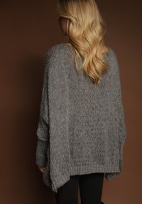 Renee - Ciemnoszary Luźny Sweter Dzianinowy w Stylu Ponczo Nattava. Okazja: na co dzień. Typ kołnierza: dekolt w łódkę. Kolor: szary. Materiał: dzianina. Styl: wizytowy, casual, elegancki #8