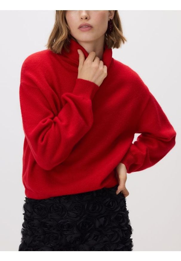 Reserved - Sweter z golfem - czerwony. Typ kołnierza: golf. Kolor: czerwony. Materiał: dzianina, wełna